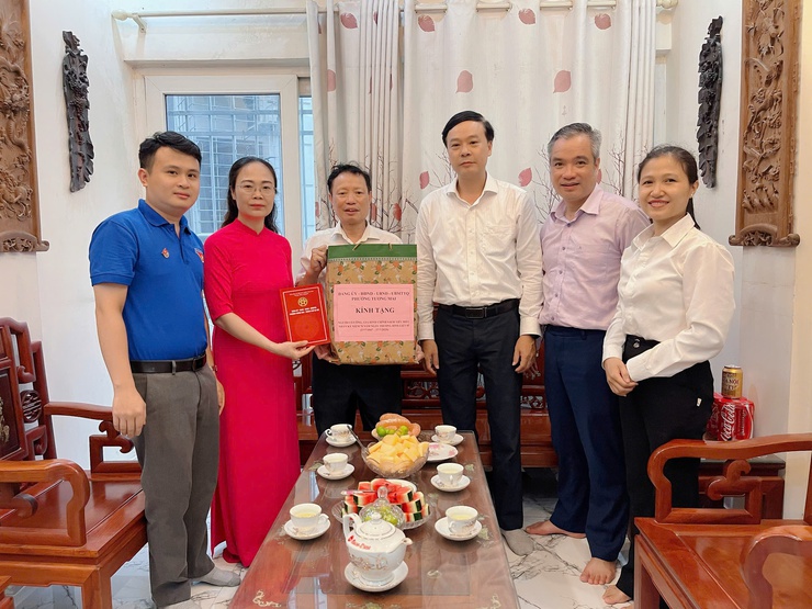 Phường Tương Mai tổ chức thăm hỏi, tặng quà Người có công và gia đình chính sách nhân kỷ niệm 78 năm ngày Thương binh - Liệt sĩ 27/7/2947-27/7/2025- Ảnh 8.