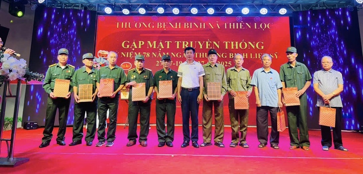 Tổ Thương - Bệnh binh xã Thiên Lộc gặp mặt truyền thống nhân kỷ niệm 78 năm Ngày Thương binh - Liệt sĩ (27/7/1947 – 27/7/2025)
- Ảnh 4.