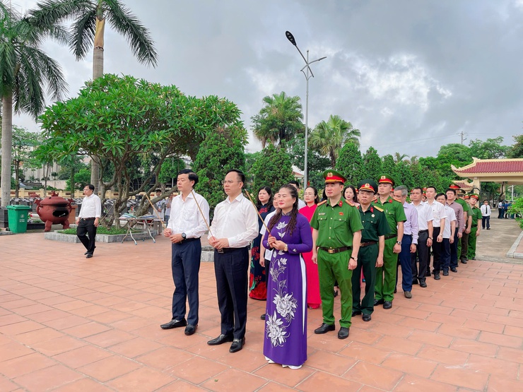 Phường Tương Mai tổ chức lễ dâng hương, đặt vòng hoa tưởng nhớ các anh hùng liệt sĩ nhân kỷ niệm 78 năm ngày Thương binh liệt sỹ (27/7/1947-27/7/2025) - Ảnh 2.