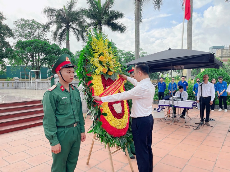 Phường Tương Mai tổ chức lễ dâng hương, đặt vòng hoa tưởng nhớ các anh hùng liệt sĩ nhân kỷ niệm 78 năm ngày Thương binh liệt sỹ (27/7/1947-27/7/2025) - Ảnh 1.