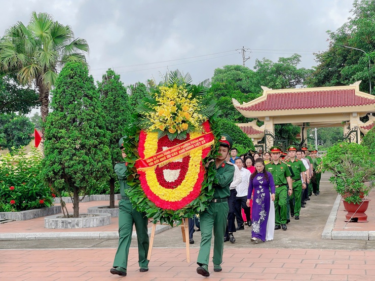 Phường Tương Mai tổ chức lễ dâng hương, đặt vòng hoa tưởng nhớ các anh hùng liệt sĩ nhân kỷ niệm 78 năm ngày Thương binh liệt sỹ (27/7/1947-27/7/2025) - Ảnh 3.