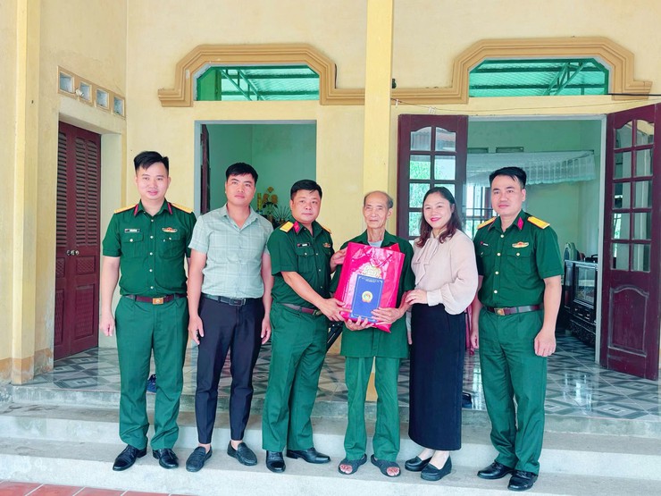 XÃ TRUNG GIÃ PHỐI HỢP VỚI TIỂU ĐOÀN CÔNG BINH THĂM, TẶNG QUÀ NGƯỜI CÓ CÔNG NHÂN KỶ NIỆM 78 NĂM NGÀY THƯƠNG BINH - LIỆT SĨ- Ảnh 1.