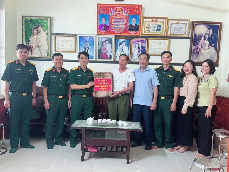 UBND XÃ TRUNG GIÃ VÀ LỮ ĐOÀN 86 THĂM, TẶNG QUÀ NGƯỜI CÓ CÔNG NHÂN KỶ NIỆM 78 NĂM NGÀY THƯƠNG BINH - LIỆT SĨ- Ảnh 1.