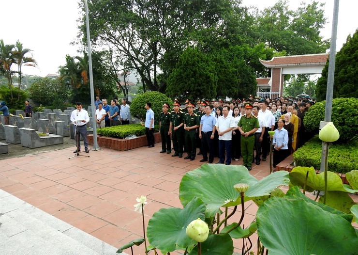 BÍ THƯ ĐẢNG ỦY XÃ TRUNG GIÃ DÂNG HƯƠNG TƯỞNG NIỆM CÁC ANH HÙNG LIỆT SĨ NHÂN KỶ NIỆM 78 NĂM NGÀY THƯƠNG BINH - LIỆT SĨ 27/7- Ảnh 1.