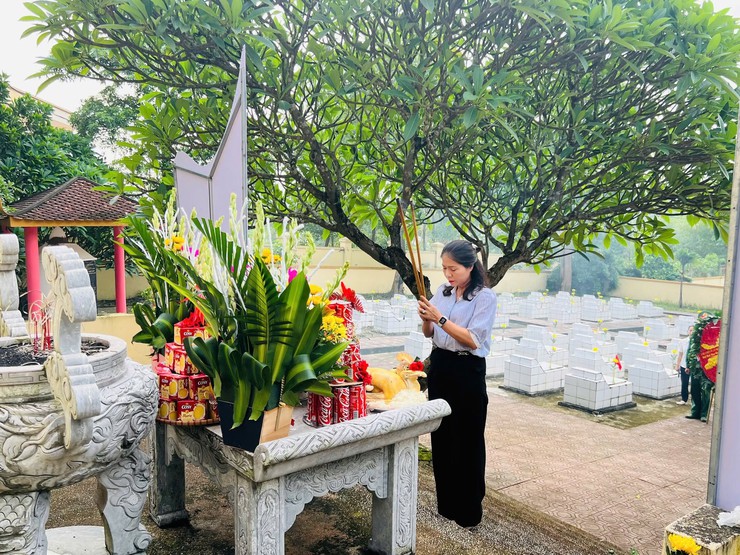 TRUNG GIÃ THÀNH LẬP 4 ĐOÀN DÂNG HƯƠNG TẠI CÁC NGHĨA TRANG TRÊN ĐỊA BÀN XÃ NHÂN KỶ NIỆM 78 NĂM NGÀY THƯƠNG BINH – LIỆT SĨ- Ảnh 1.