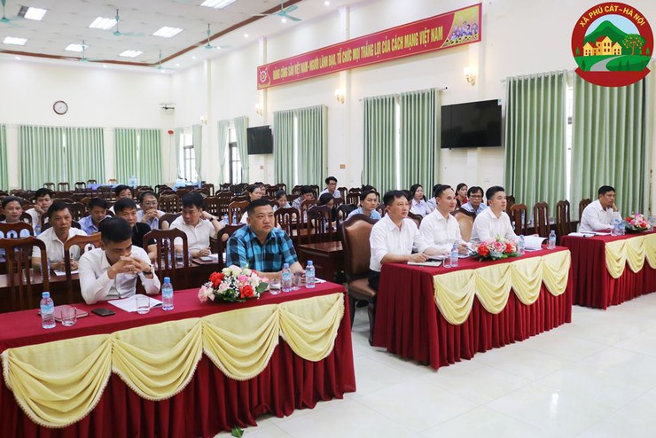 UBND xã Phú Cát tổ chức Hội nghị giao chỉ tiêu, kế hoạch phát triển kinh tế - xã hội và dự toán ngân sách năm 2025- Ảnh 1.