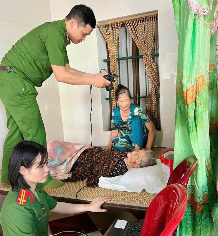 Công an xã Phú Xuyên cấp Căn cước công dân tại nhà cho người có công- Ảnh 1.