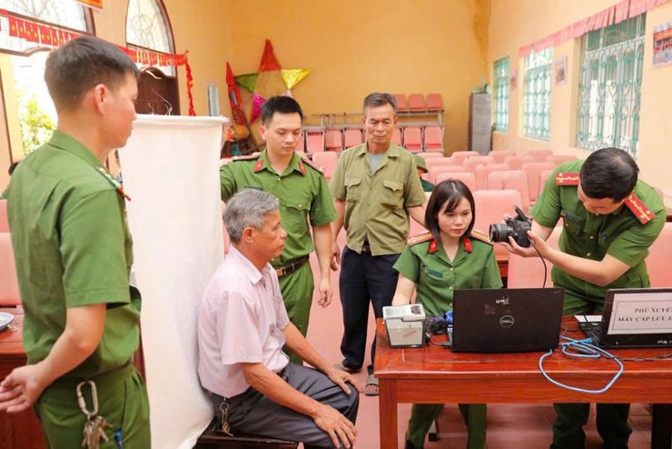 Công an xã Phú Xuyên cấp Căn cước công dân tại nhà cho người có công- Ảnh 3.