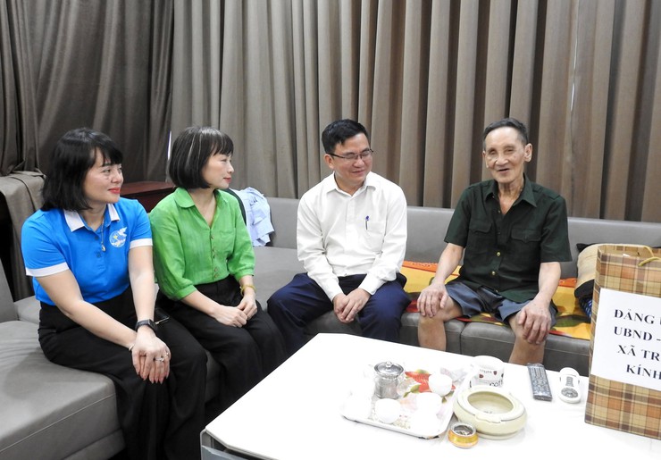 BÍ THƯ ĐẢNG ỦY XÃ TRUNG GIÃ: LÊ HỮU MẠNH THĂM, TẶNG QUÀ CÁC ĐỐI TƯỢNG CHÍNH SÁCH NHÂN KỶ NIỆM 78 NĂM NGÀY THƯƠNG BINH – LIỆT SĨ- Ảnh 3.