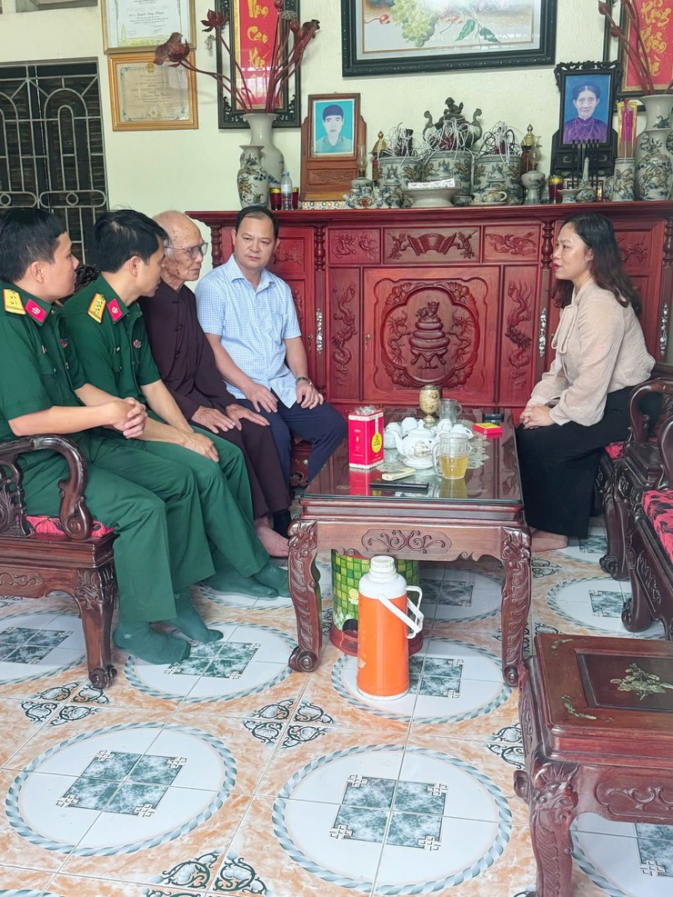 UBND XÃ TRUNG GIÃ VÀ LỮ ĐOÀN 86 THĂM, TẶNG QUÀ NGƯỜI CÓ CÔNG NHÂN KỶ NIỆM 78 NĂM NGÀY THƯƠNG BINH - LIỆT SĨ- Ảnh 2.