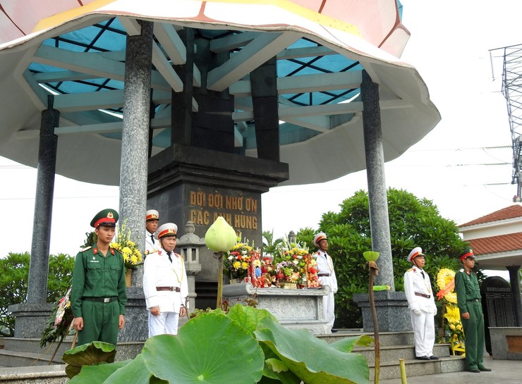 BÍ THƯ ĐẢNG ỦY XÃ TRUNG GIÃ DÂNG HƯƠNG TƯỞNG NIỆM CÁC ANH HÙNG LIỆT SĨ NHÂN KỶ NIỆM 78 NĂM NGÀY THƯƠNG BINH - LIỆT SĨ 27/7- Ảnh 2.