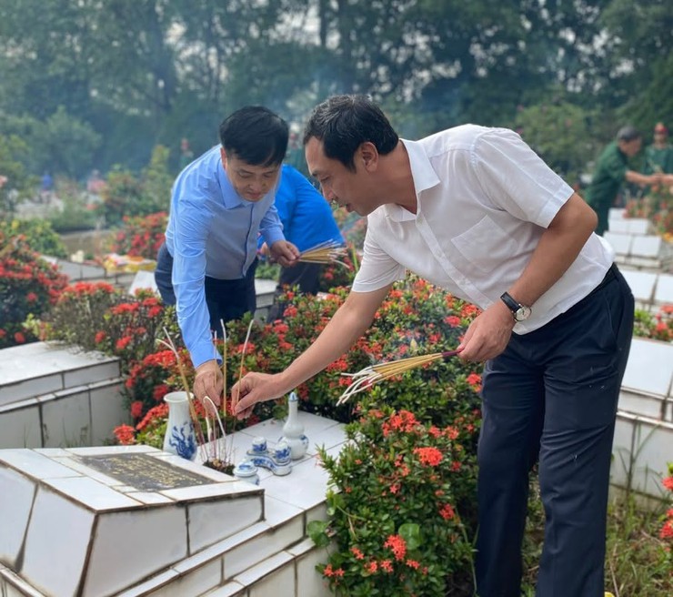 TRUNG GIÃ THÀNH LẬP 4 ĐOÀN DÂNG HƯƠNG TẠI CÁC NGHĨA TRANG TRÊN ĐỊA BÀN XÃ NHÂN KỶ NIỆM 78 NĂM NGÀY THƯƠNG BINH – LIỆT SĨ- Ảnh 2.