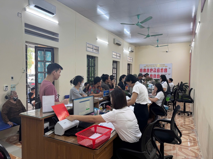 Điểm phục vụ hành chính công xã Phú Nghĩa tiếp nhận tổng số 82 hồ sơ trong ngày 28/7/2025- Ảnh 1.