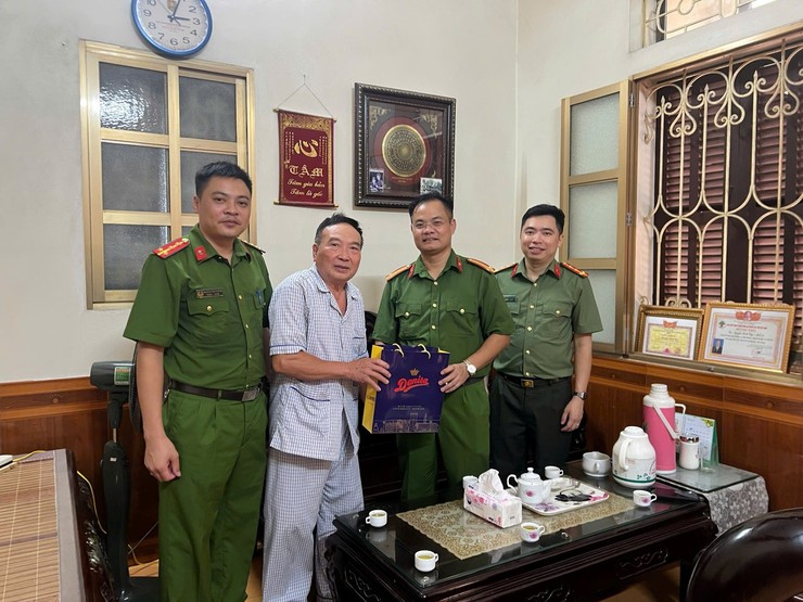 Công an xã Phù Đổng tổ chức dâng hương và thăm hỏi các gia đình thương binh, thân nhân Liệt sĩ nhân kỷ niệm 78 năm ngày Thương binh- Liệt sĩ - Ảnh 3.