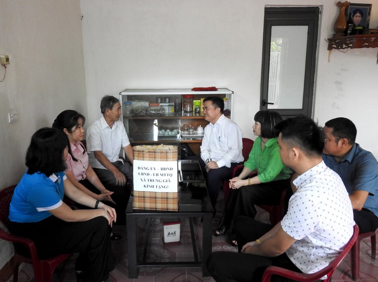 BÍ THƯ ĐẢNG ỦY XÃ TRUNG GIÃ: LÊ HỮU MẠNH THĂM, TẶNG QUÀ CÁC ĐỐI TƯỢNG CHÍNH SÁCH NHÂN KỶ NIỆM 78 NĂM NGÀY THƯƠNG BINH – LIỆT SĨ- Ảnh 4.