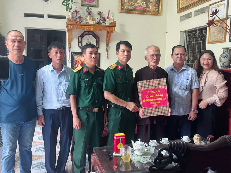 UBND XÃ TRUNG GIÃ VÀ LỮ ĐOÀN 86 THĂM, TẶNG QUÀ NGƯỜI CÓ CÔNG NHÂN KỶ NIỆM 78 NĂM NGÀY THƯƠNG BINH - LIỆT SĨ- Ảnh 3.