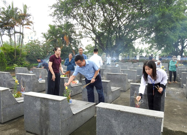 BÍ THƯ ĐẢNG ỦY XÃ TRUNG GIÃ DÂNG HƯƠNG TƯỞNG NIỆM CÁC ANH HÙNG LIỆT SĨ NHÂN KỶ NIỆM 78 NĂM NGÀY THƯƠNG BINH - LIỆT SĨ 27/7- Ảnh 3.