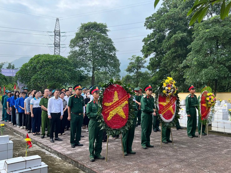 TRUNG GIÃ THÀNH LẬP 4 ĐOÀN DÂNG HƯƠNG TẠI CÁC NGHĨA TRANG TRÊN ĐỊA BÀN XÃ NHÂN KỶ NIỆM 78 NĂM NGÀY THƯƠNG BINH – LIỆT SĨ- Ảnh 3.