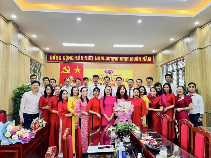 CHI BỘ PHÒNG KINH TẾ XÃ TRUNG GIÃ TỔ CHỨC ĐẠI HỘI NHIỆM KỲ 2025-2030- Ảnh 1.