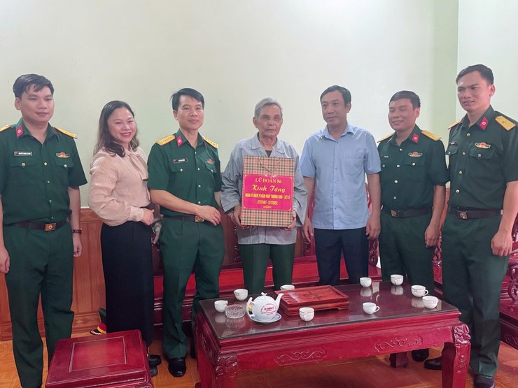 UBND XÃ TRUNG GIÃ VÀ LỮ ĐOÀN 86 THĂM, TẶNG QUÀ NGƯỜI CÓ CÔNG NHÂN KỶ NIỆM 78 NĂM NGÀY THƯƠNG BINH - LIỆT SĨ- Ảnh 4.