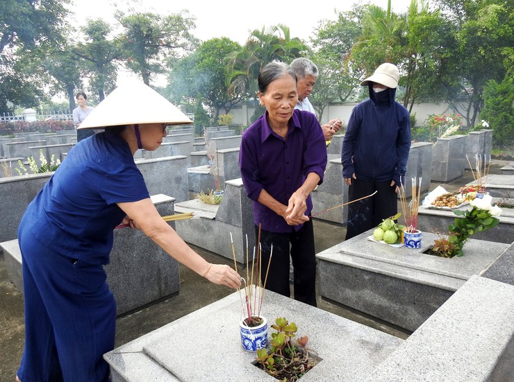 BÍ THƯ ĐẢNG ỦY XÃ TRUNG GIÃ DÂNG HƯƠNG TƯỞNG NIỆM CÁC ANH HÙNG LIỆT SĨ NHÂN KỶ NIỆM 78 NĂM NGÀY THƯƠNG BINH - LIỆT SĨ 27/7- Ảnh 4.