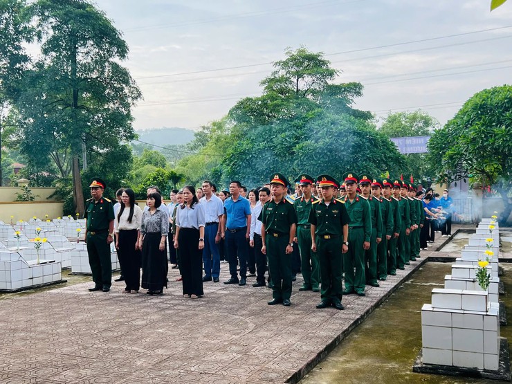 TRUNG GIÃ THÀNH LẬP 4 ĐOÀN DÂNG HƯƠNG TẠI CÁC NGHĨA TRANG TRÊN ĐỊA BÀN XÃ NHÂN KỶ NIỆM 78 NĂM NGÀY THƯƠNG BINH – LIỆT SĨ- Ảnh 4.