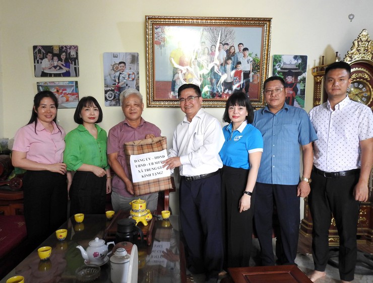 BÍ THƯ ĐẢNG ỦY XÃ TRUNG GIÃ: LÊ HỮU MẠNH THĂM, TẶNG QUÀ CÁC ĐỐI TƯỢNG CHÍNH SÁCH NHÂN KỶ NIỆM 78 NĂM NGÀY THƯƠNG BINH – LIỆT SĨ- Ảnh 1.