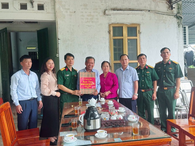 UBND XÃ TRUNG GIÃ VÀ LỮ ĐOÀN 86 THĂM, TẶNG QUÀ NGƯỜI CÓ CÔNG NHÂN KỶ NIỆM 78 NĂM NGÀY THƯƠNG BINH - LIỆT SĨ- Ảnh 5.