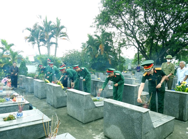 BÍ THƯ ĐẢNG ỦY XÃ TRUNG GIÃ DÂNG HƯƠNG TƯỞNG NIỆM CÁC ANH HÙNG LIỆT SĨ NHÂN KỶ NIỆM 78 NĂM NGÀY THƯƠNG BINH - LIỆT SĨ 27/7- Ảnh 6.