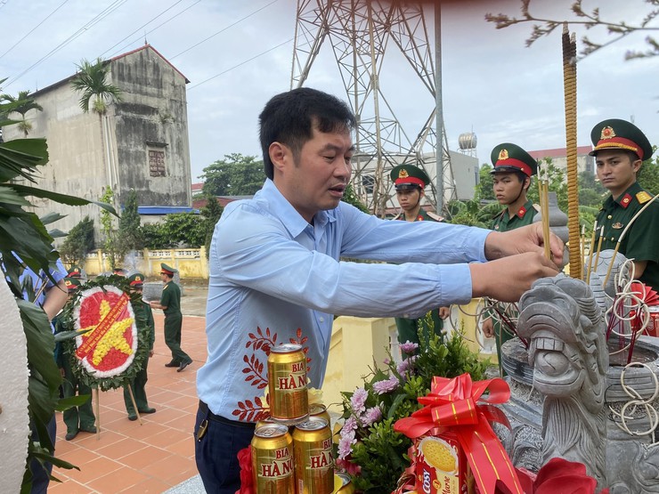 TRUNG GIÃ THÀNH LẬP 4 ĐOÀN DÂNG HƯƠNG TẠI CÁC NGHĨA TRANG TRÊN ĐỊA BÀN XÃ NHÂN KỶ NIỆM 78 NĂM NGÀY THƯƠNG BINH – LIỆT SĨ- Ảnh 5.