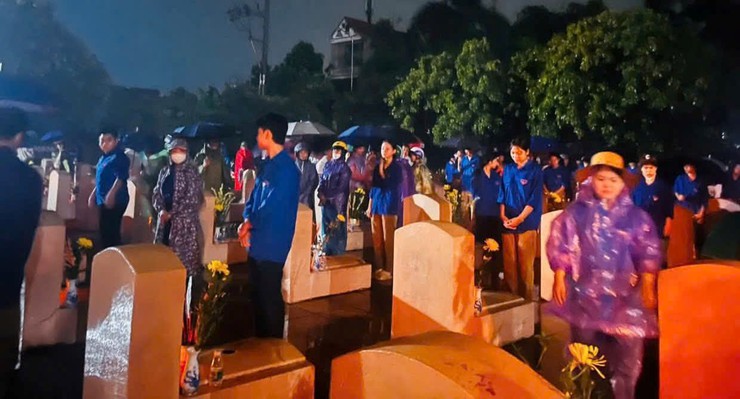 UBND xã Liên Minh thắp nến tri ân tưởng nhớ các Anh hùng liệt sĩ- Ảnh 5.