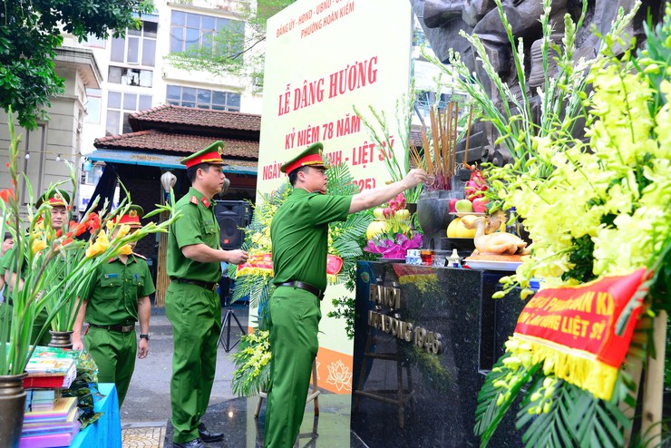 Phường Hoàn Kiếm dâng hương kỷ niệm 78 năm ngày Thương binh liệt sĩ (27/7/1947 – 27/7/2025)- Ảnh 11.