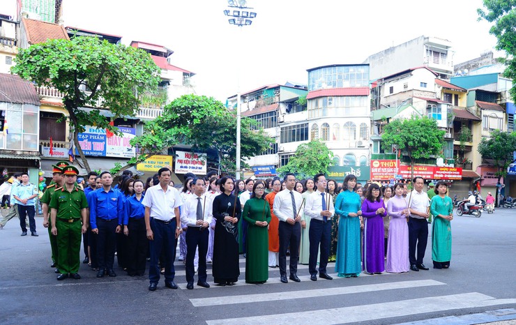 Phường Hoàn Kiếm dâng hương kỷ niệm 78 năm ngày Thương binh liệt sĩ (27/7/1947 – 27/7/2025)- Ảnh 4.