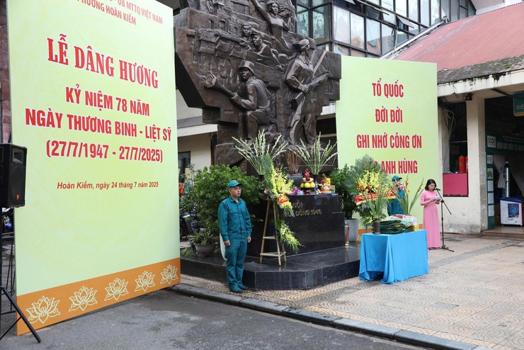 Phường Hoàn Kiếm dâng hương kỷ niệm 78 năm ngày Thương binh liệt sĩ (27/7/1947 – 27/7/2025)- Ảnh 1.