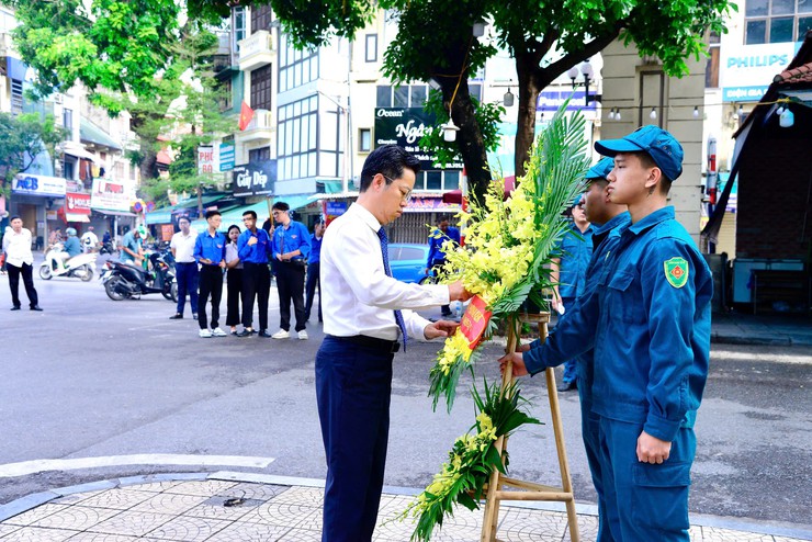Phường Hoàn Kiếm dâng hương kỷ niệm 78 năm ngày Thương binh liệt sĩ (27/7/1947 – 27/7/2025)- Ảnh 2.