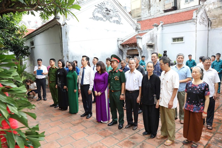 Phường Hoàn Kiếm dâng hương kỷ niệm 78 năm ngày Thương binh liệt sĩ (27/7/1947 – 27/7/2025)- Ảnh 14.