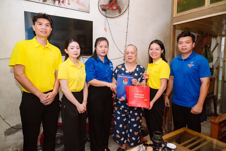 Nhiều phần quà tri ân của tuổi trẻ phường Đống Đa dành tặng các thương bệnh binh, Cựu TNXP có hoàn cảnh khó khăn trên địa bàn- Ảnh 4.