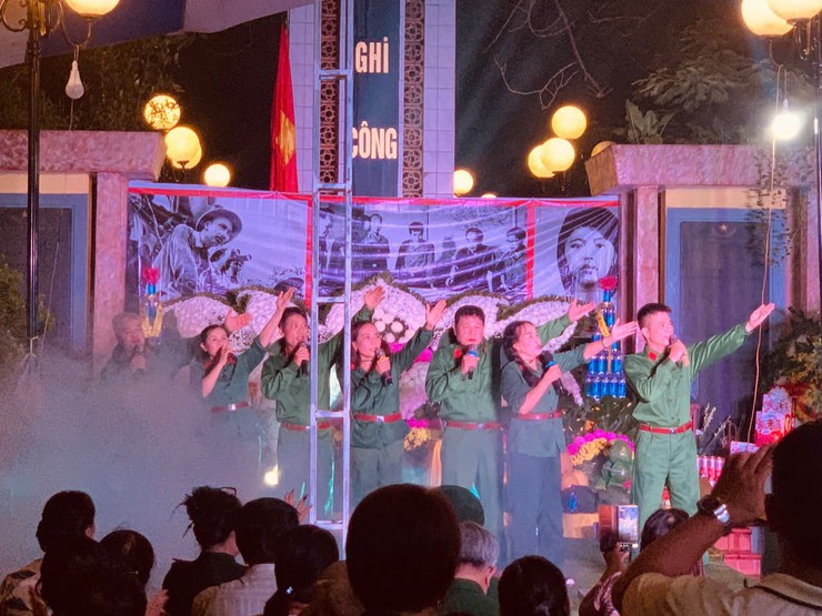 Hoạt động thắp nến tri ân nhân kỷ niệm 78 năm Ngày Thương binh Liệt sĩ 27/7: Tri ân từ trái tim- Ảnh 4.
