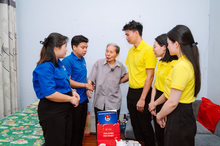 Nhiều phần quà tri ân của tuổi trẻ phường Đống Đa dành tặng các thương bệnh binh, Cựu TNXP có hoàn cảnh khó khăn trên địa bàn- Ảnh 6.