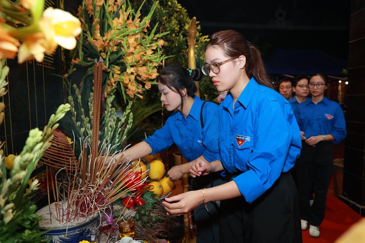 Tuổi trẻ phường Đống Đa thắp nến tri ân các Anh hùng liệt sĩ- Ảnh 4.