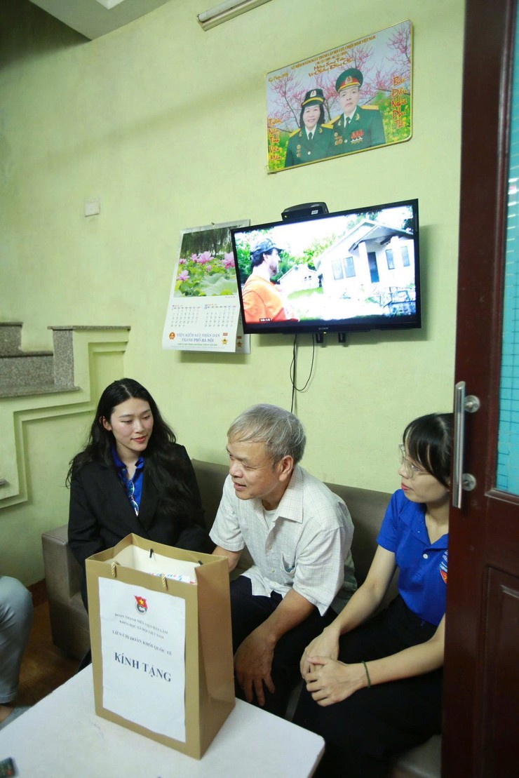 Nhiều phần quà tri ân của tuổi trẻ phường Đống Đa dành tặng các thương bệnh binh, Cựu TNXP có hoàn cảnh khó khăn trên địa bàn- Ảnh 1.