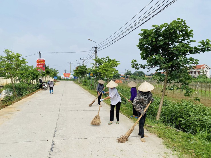 Đồng loạt ra quân tổng vệ sinh môi trường chào mừng Đại hội Đảng bộ xã Minh Châu lần thứ I- Ảnh 3.