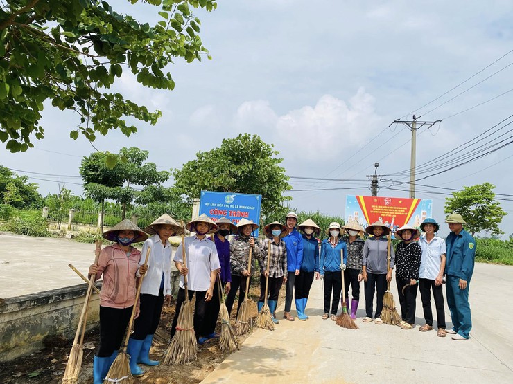 Đồng loạt ra quân tổng vệ sinh môi trường chào mừng Đại hội Đảng bộ xã Minh Châu lần thứ I- Ảnh 1.
