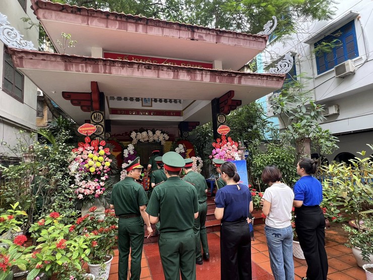 Tuổi trẻ phường Đống Đa thắp nến tri ân các Anh hùng liệt sĩ- Ảnh 2.