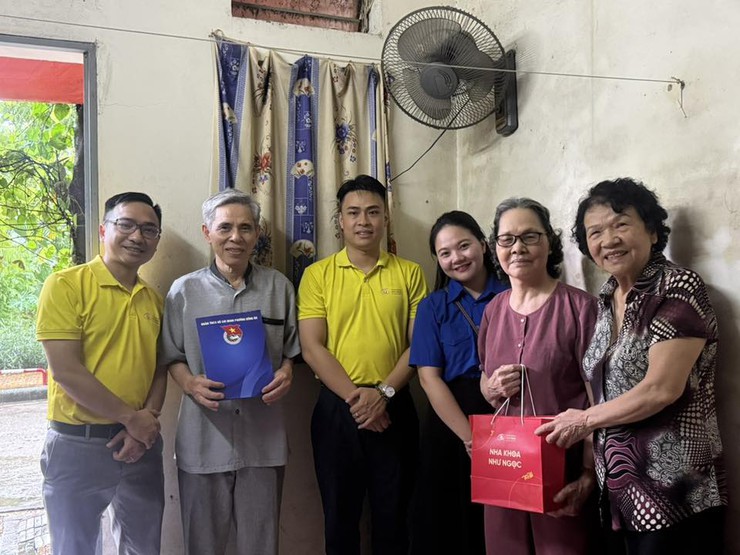 Nhiều phần quà tri ân của tuổi trẻ phường Đống Đa dành tặng các thương bệnh binh, Cựu TNXP có hoàn cảnh khó khăn trên địa bàn- Ảnh 5.