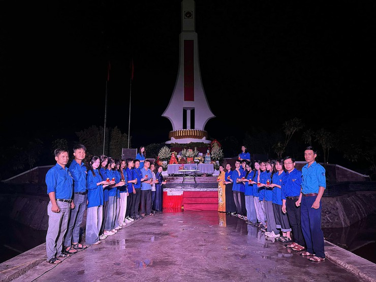 Hoạt động thắp nến tri ân nhân kỷ niệm 78 năm Ngày Thương binh Liệt sĩ 27/7: Tri ân từ trái tim- Ảnh 1.