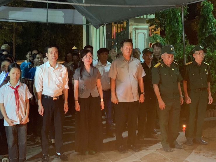 Xã Hương Sơn; thắp nến tri ân tưởng nhớ các Anh hùng liệt sĩ- Ảnh 1.