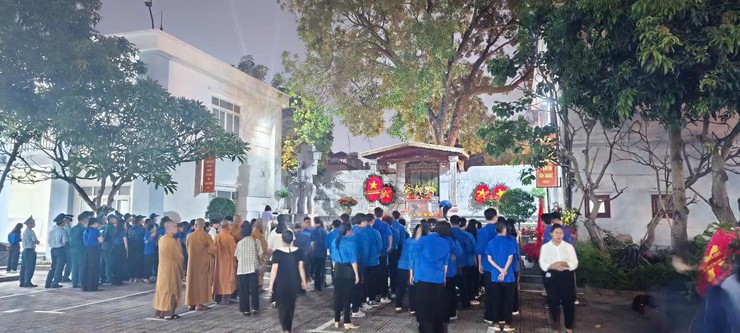 Tuổi trẻ Long Biên thắp nến tri ân- khắc ghi công ơn người đi trước - Ảnh 2.