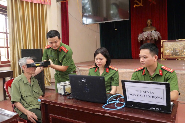 Công an xã Phú Xuyên cấp Căn cước công dân tại nhà cho người có công- Ảnh 2.