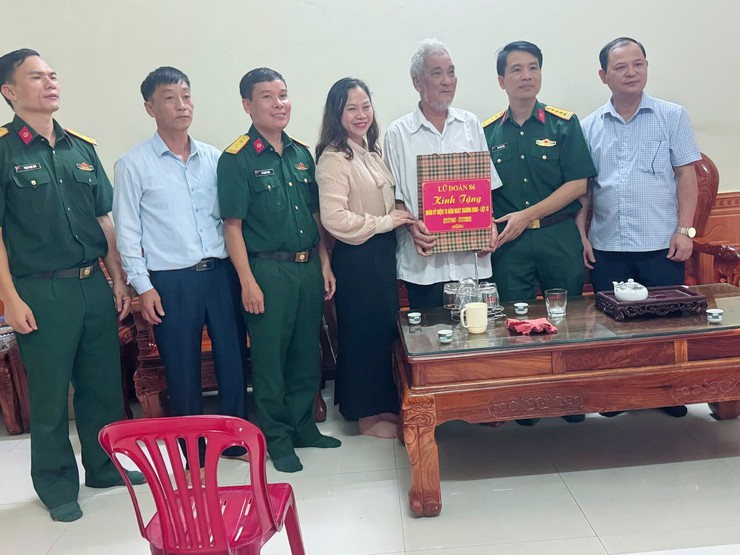 UBND XÃ TRUNG GIÃ VÀ LỮ ĐOÀN 86 THĂM, TẶNG QUÀ NGƯỜI CÓ CÔNG NHÂN KỶ NIỆM 78 NĂM NGÀY THƯƠNG BINH - LIỆT SĨ- Ảnh 6.